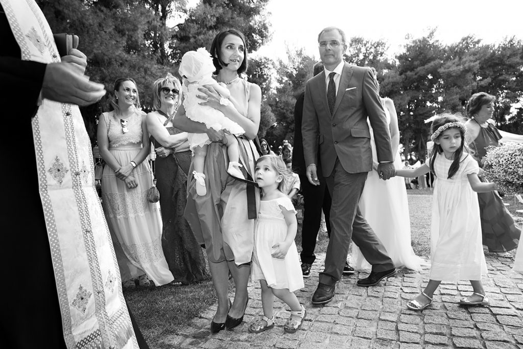 ο χορός γύρω από την κολυμπήθρα, γάμος και βάπτιση μαζί.