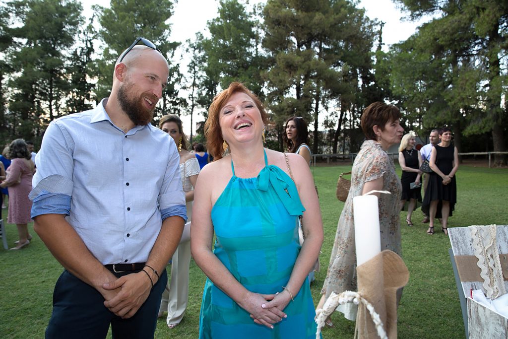 ο αδελφός της νύφης με τη μητέρα του χαμογελούν, γάμος και βάπτιση μαζί, ο φωτογράφος γάμου παρουσιάζει μια γάμο βάπτιση στη Θεσσαλονίκη.