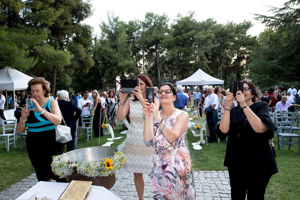 γάμος και βάπτιση μαζί, ο φωτογράφος γάμου παρουσιάζει μια γάμο βάπτιση στη Θεσσαλονίκη. Κυρίες βγάζουν φωτογραφίες με τα κινητά τους