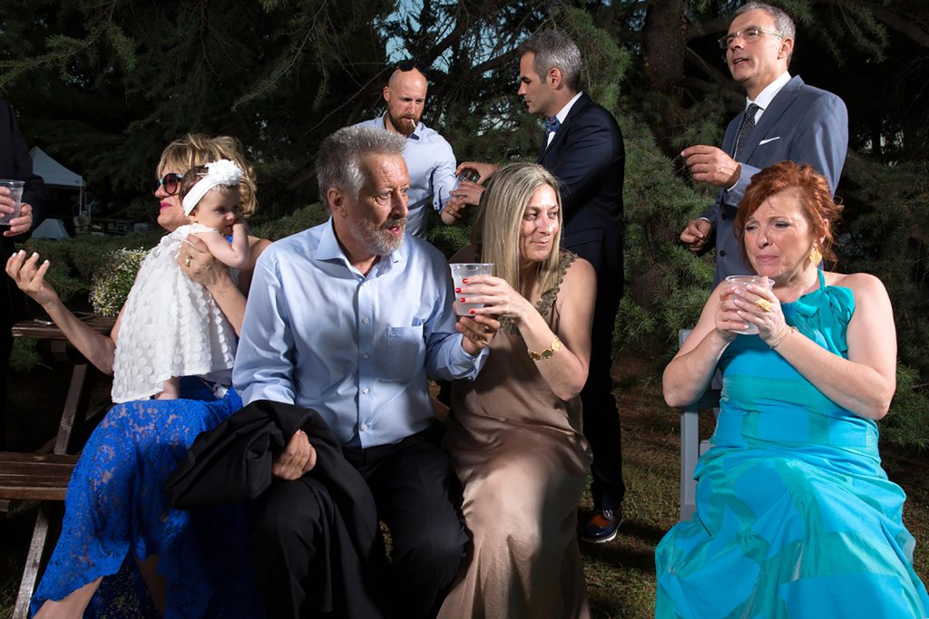 οι συγγενείς πίνουν νερό,