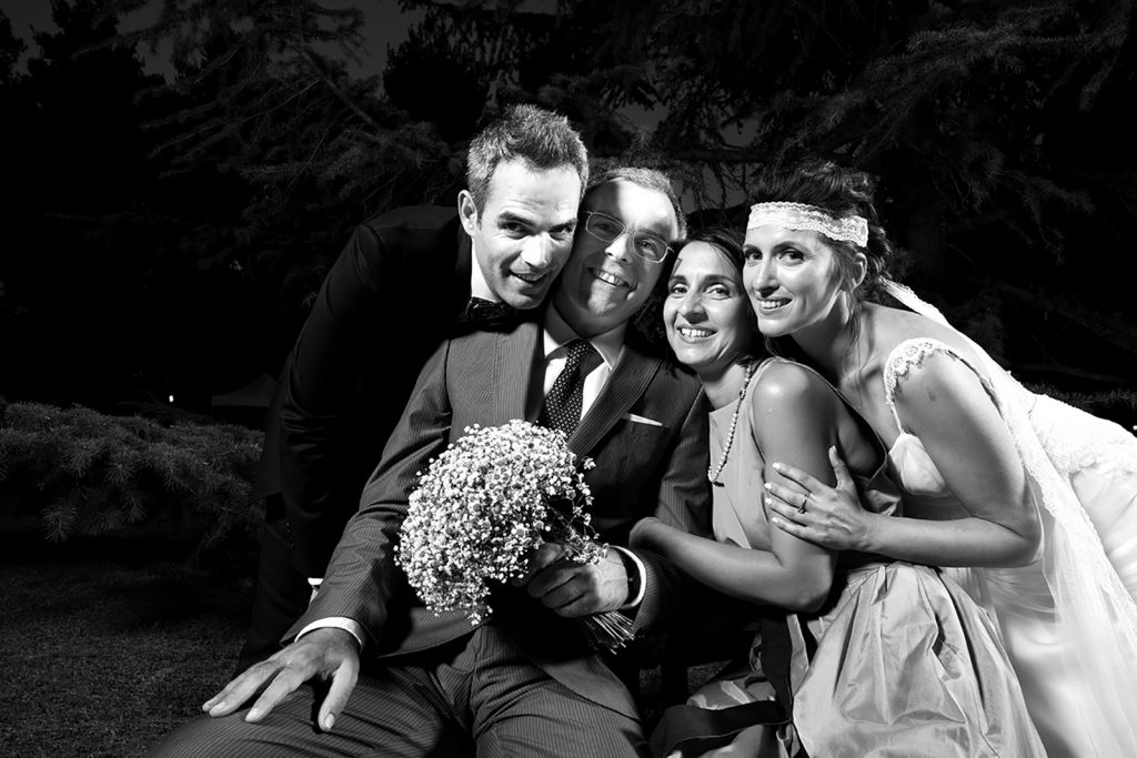 ασπρόμαυρη φωτογραφία, το ζευγάρι με τους κουμπάρους