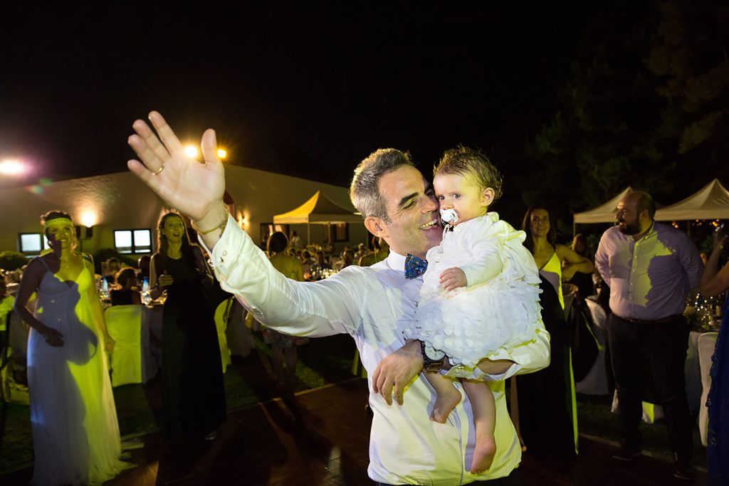 ο μπαμπάς με τη μικρή στην αγκαλιά, χορεύει