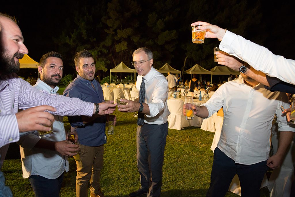 ποτήρια στον αέρα, άντρες πίνουν