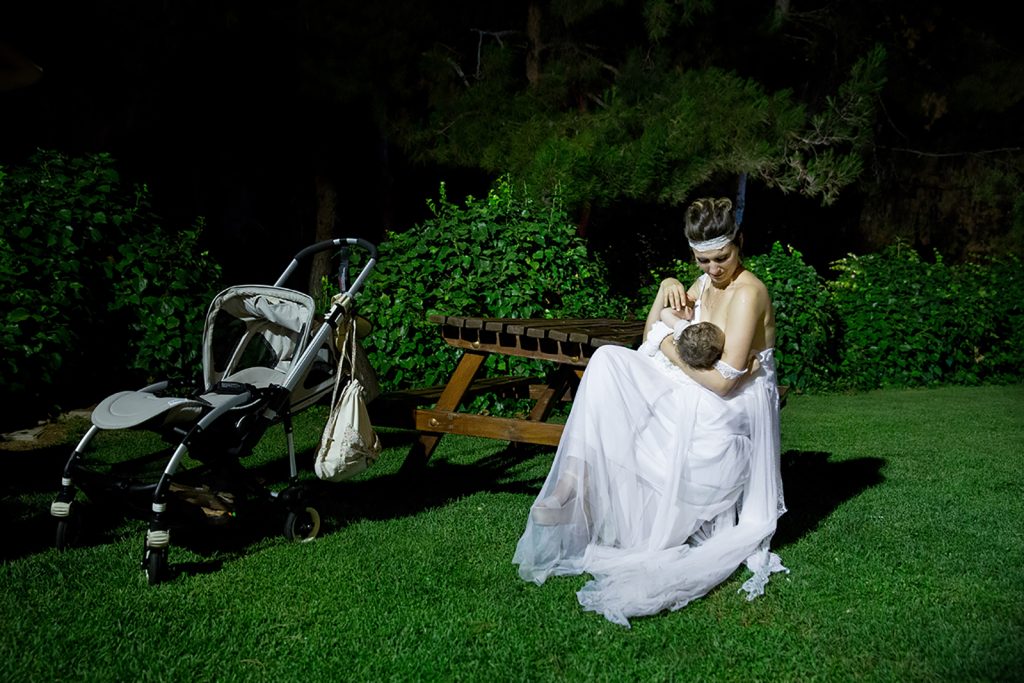 η μητέρα θηλάζει τη μικρή στη δεξίωση