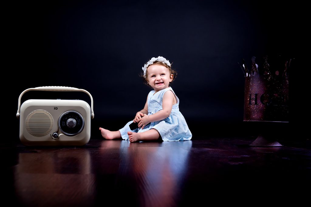 ραδιόφωνο λευκό, η μικρή χαμογελά