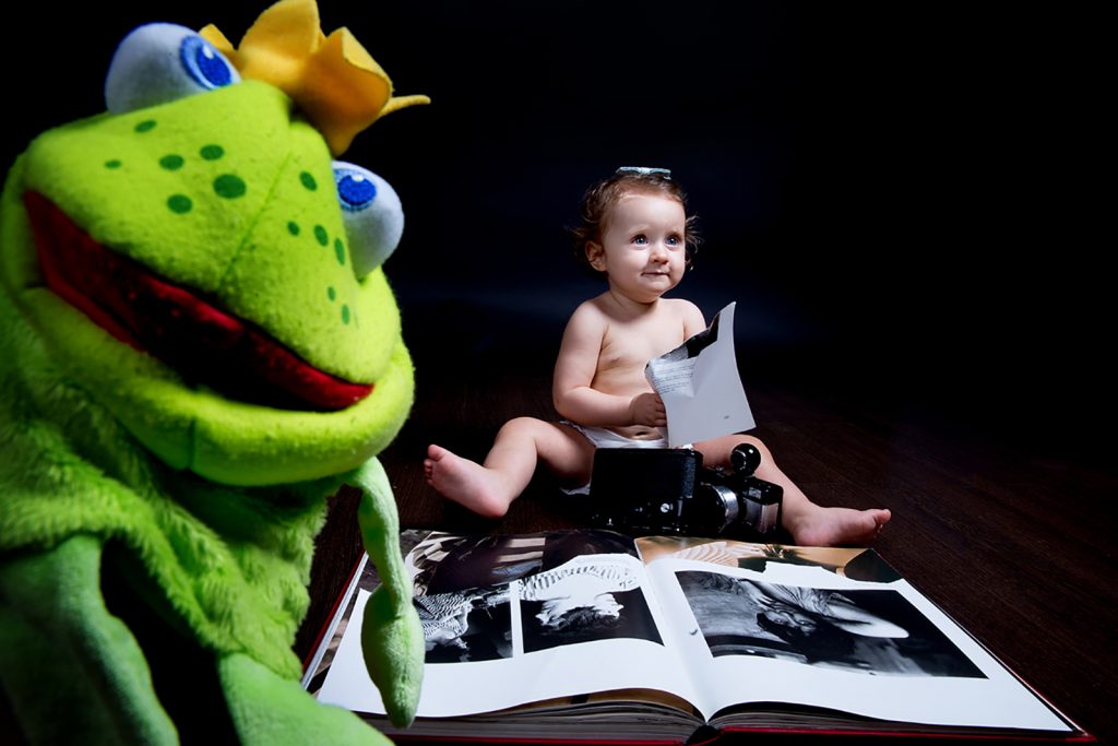 φωτογραφία στο στούντιο. Ο κέρμιτ πιάνει την μια πλευρά της φωτογραφίας