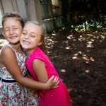 μικρά κορίτσια αγκαλιασμένα έχουν κλειστά τα μάτια τους.