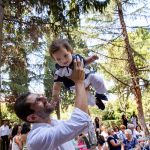 ο πατέρας ανασηκώνει το γιο του.