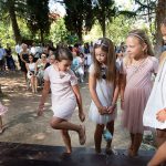 τέσσερα κορίτσια, το ένα ανασηκώνει το πόδι της.