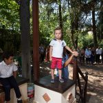 ένας πιστσιρικάς πάνω σε ένα σκαλί.