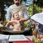 ο μικρός μέσα στην κολυμπήθρα.