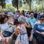 η γιαγια φιλάει την εγγονή της.