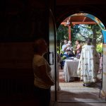 οι νονοί κρατάνε αγκαλιά το μικρό αγκαλία.