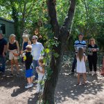 καλεσμένοι στον κήπο της εκκλησίας.