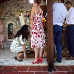 η μητέτα υποκλίνεται στους νονούς.