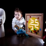 ο μικρός ανάμεσα σε παιχνίδια