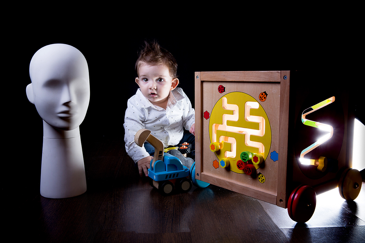 ο μικρός ανάμεσα σε παιχνίδια